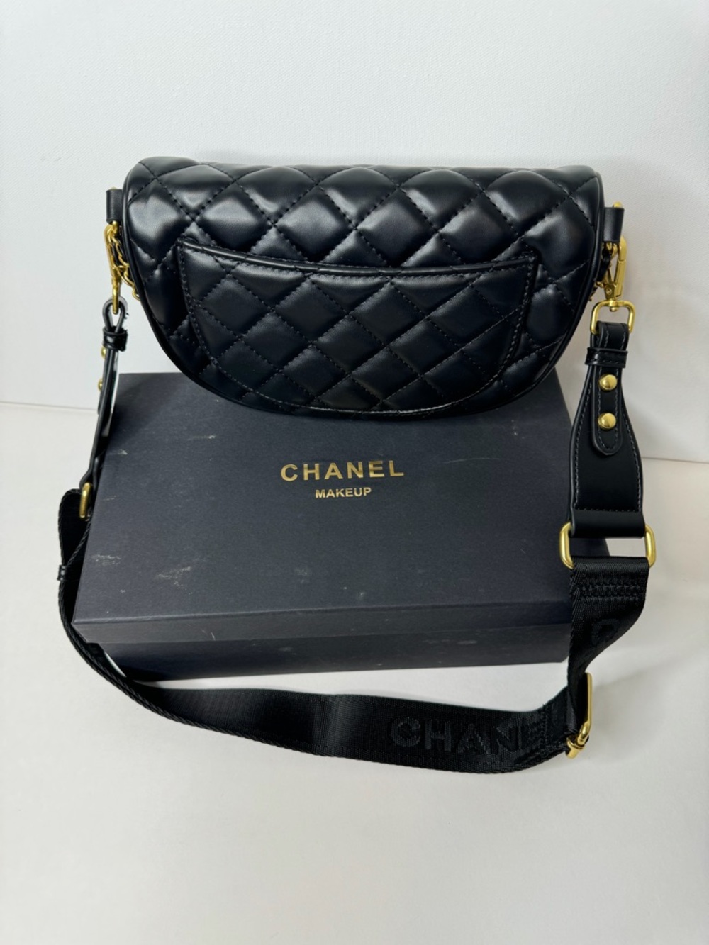 CHANEL MAKEUP BAG GWP - Picture 3 of 10